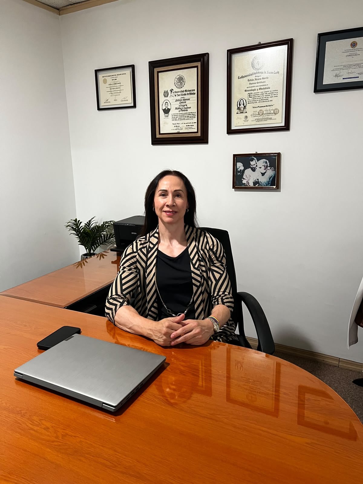 Leticia Alcaraz García en su escritorio
