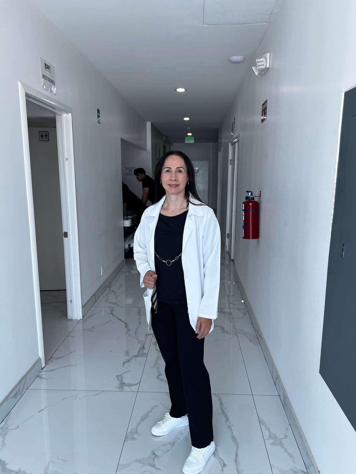 Leticia Alcaraz García en el pasillo de la clínica